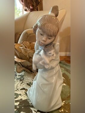Vintage Llardo “SleepingKitten” Porcelain Girl Figurine Holding Kitten ( #5712)